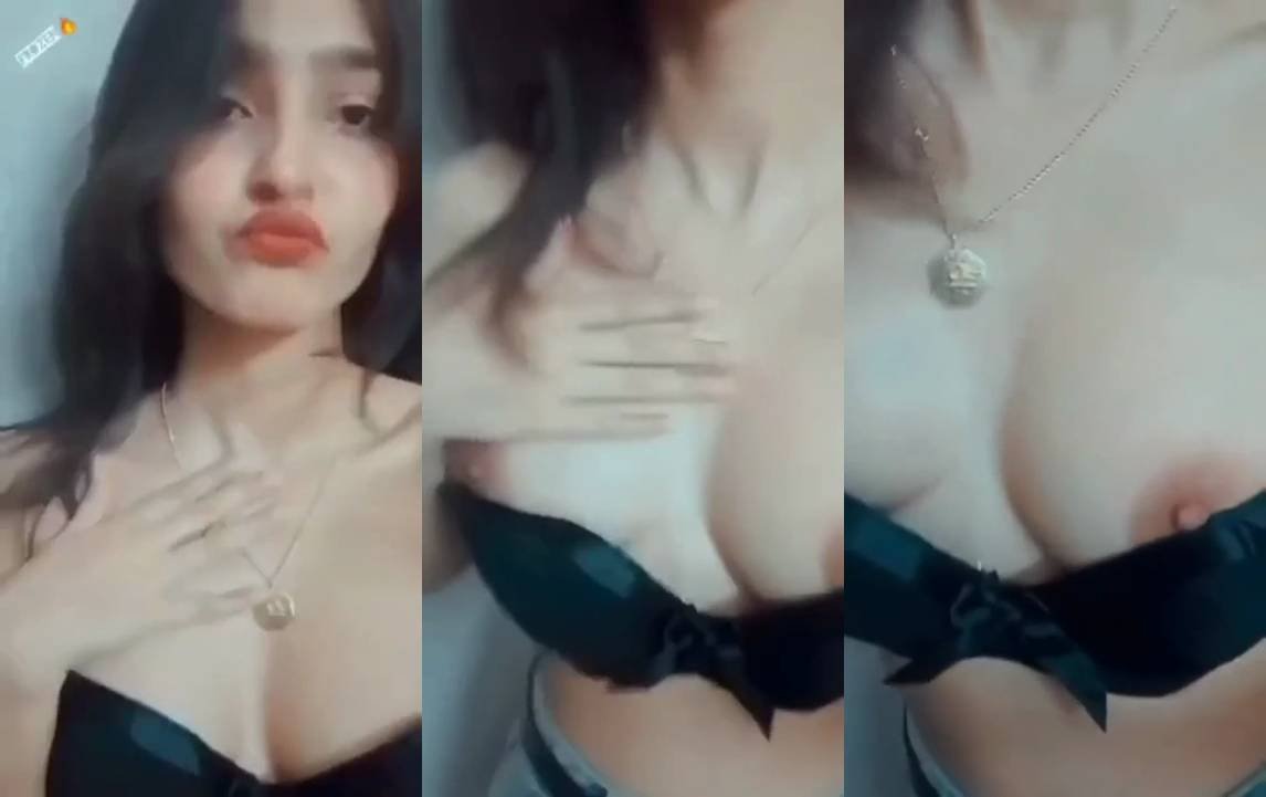 Indian sex video of a cute girl fingering indoor